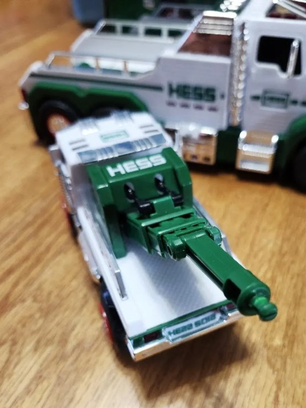 Hess Tow Truck Rescue Team set Sirens 2019 w/Box - Missing smaller truck tow arm